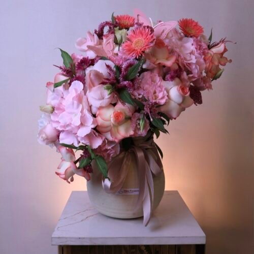 “فخارة الفراشات الوردية - Pink Butterfly Vase”