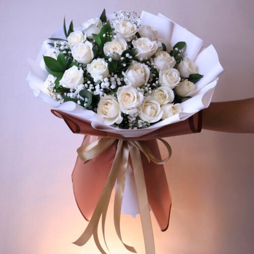 “باقة الورد الأبيض - Elegant White Hand Bouquet”